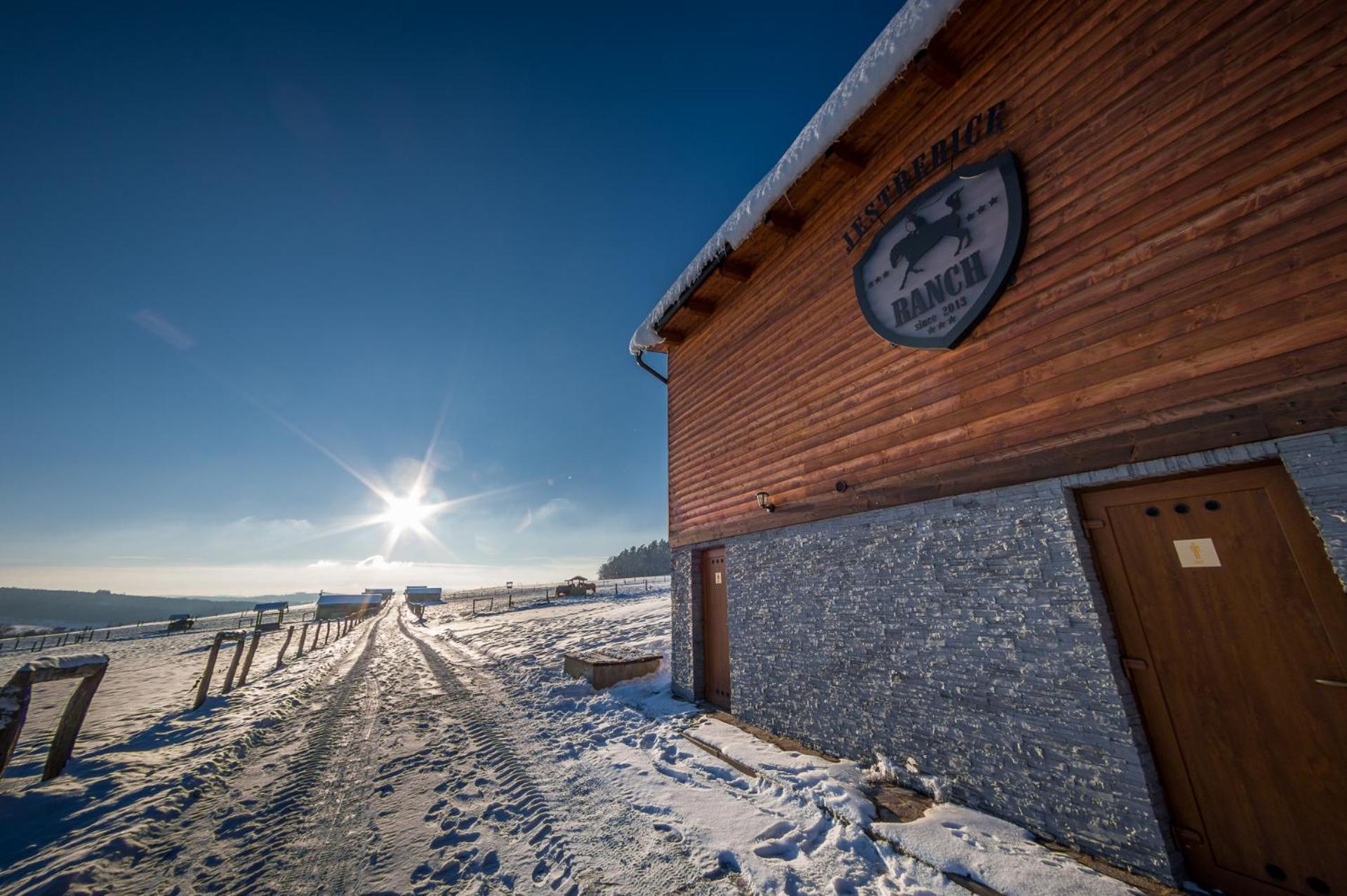Ranch Jestrebice Hotell Hermanicky Eksteriør bilde